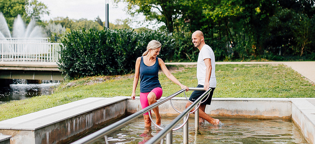 Mann und Frau im Kneipp-Becken