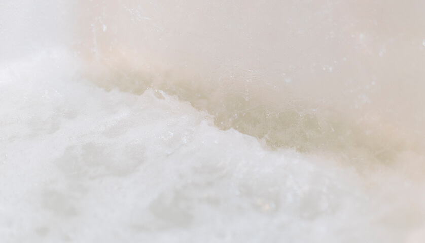 Nahaufnahme von Wasser in einer Badewanne